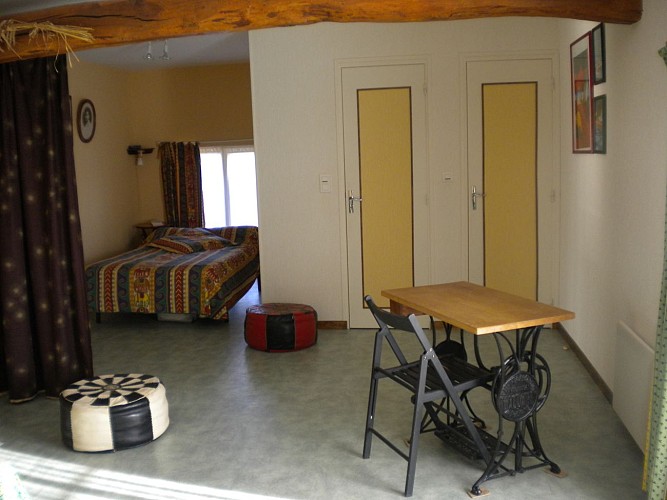 Etage : couchage 120 de large et coin bureau.