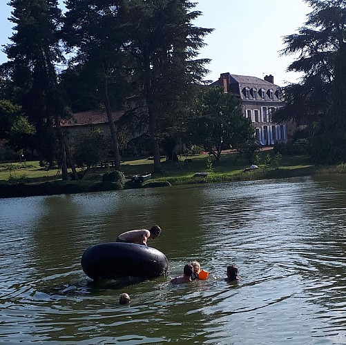 Petite baignade dans l'etang sous la responsabilté de chacun