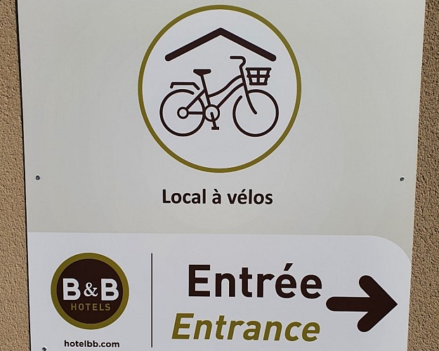 bb-hotels-ouistreham-panneau-local-velos