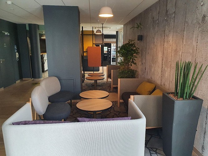 B&amp;B Hôtels Ouistreham salon 1