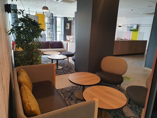 B&amp;B Hôtels Ouistreham salon 3