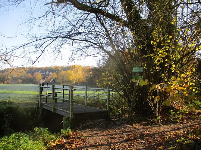 Au bas de la descente (pont Sainte-Croix)