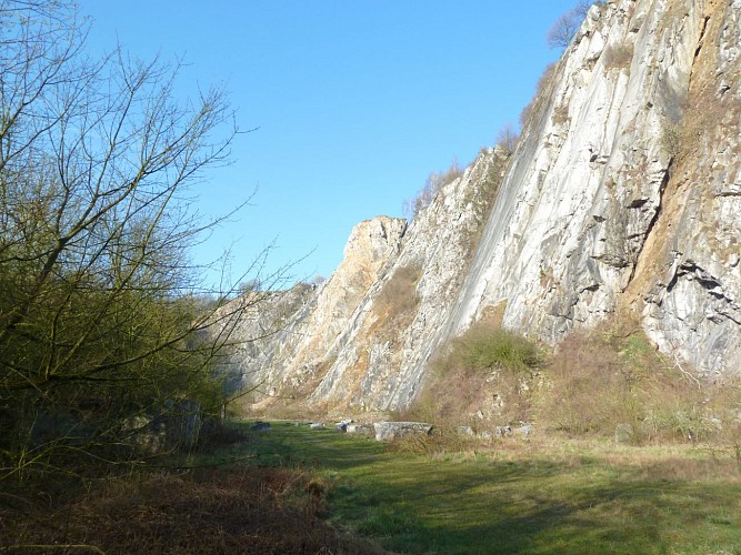 Chemin pour rejoindre la Grotte Schmerling (hors balisage), possibilité de pique-niquer
