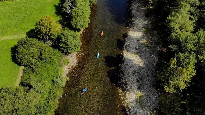 Drone rivier groupe-min