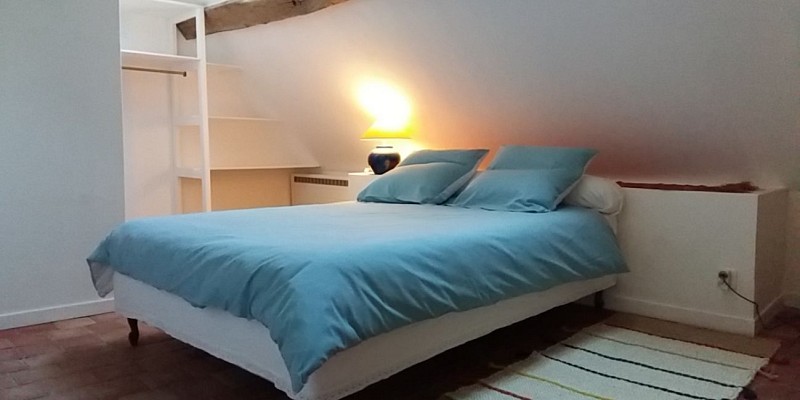13. Lit double, penderie et étagères de rangement