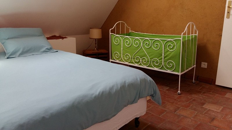 12. Chambre 1, lit de bébé