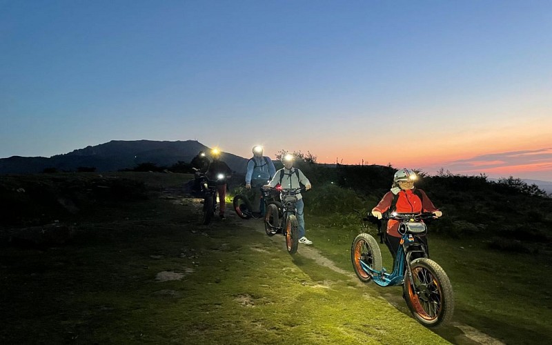 Trottinette et coucher de soleil
