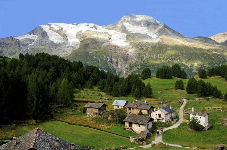 Le village du Monal et vue sur les glaciers du Mont Pourri