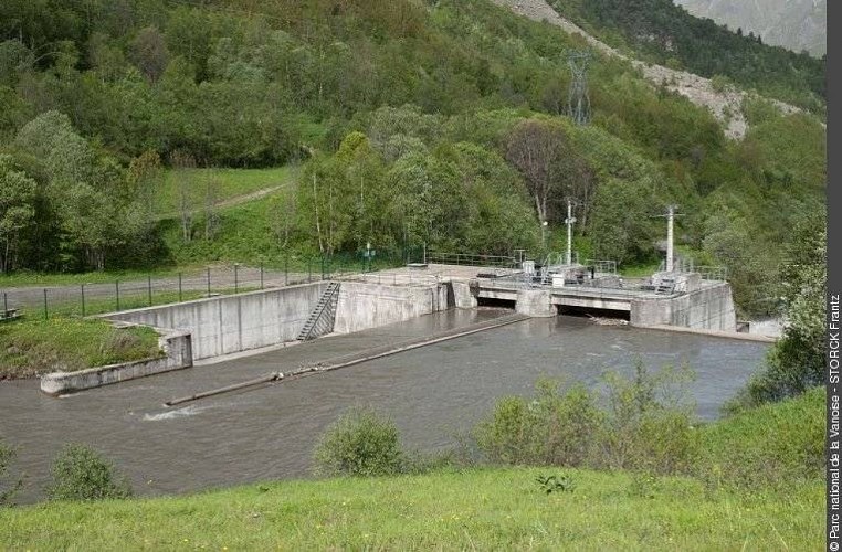 Barrage de Saint Marcel vu depuis la rive droite du Doron de Belleville. (PNV PO)