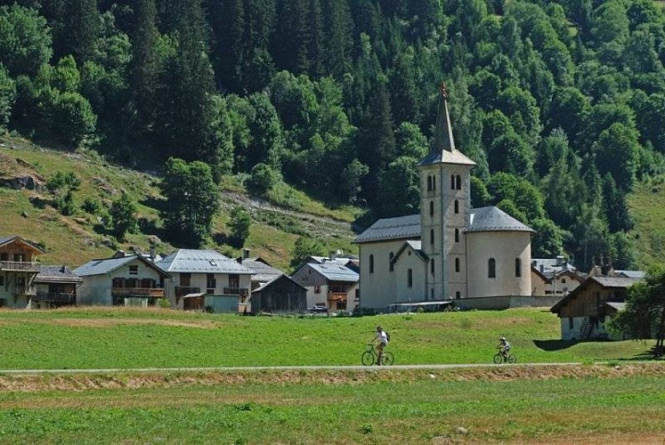 Le hameau du Bois et l'église Saint Clair