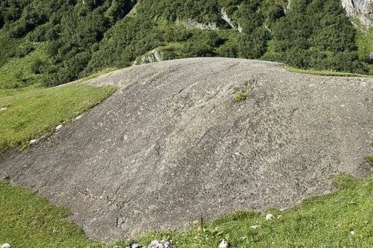 Le "Dos de l'éléphant" : roche polie et striée par le passage du glacier.