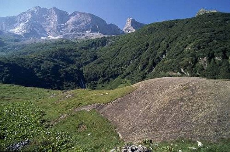 Roche érodée par un glacier, près du Grand Chalet. Vue vers l'Aiguille de l'Épéna et la Pointe de la Grande Glière.