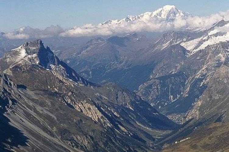 Vue vers le Rocher de Plassa (1er plan à dr.), le village de Pralognan-la-Vanoise dans la vallée et le Mont-Blanc.