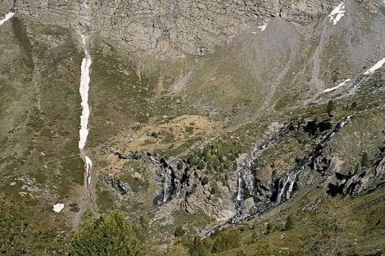 La cascade du Ruisseau Noir (à g.) et les cascades du Ruisseau Blanc (à dr.), vues depuis le sentier GR55.