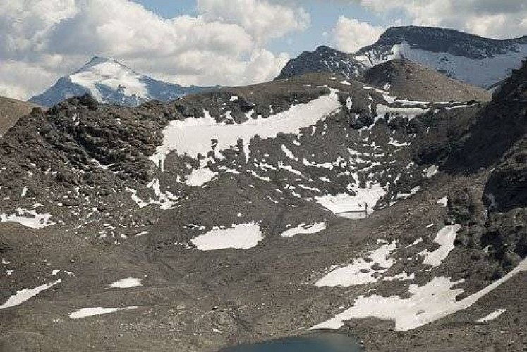 Ancien Glacier du Fond. À l'arr.-pl. de g. à dr., la Pointe de Charbonnel, la Pointe des Roches et la Pointe des Buffettes.