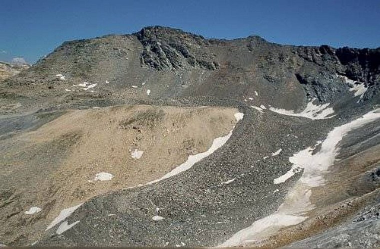Au Col du Grand Infernet : glacier rocheux et nunatak visible entre deux branches. Les Allues.