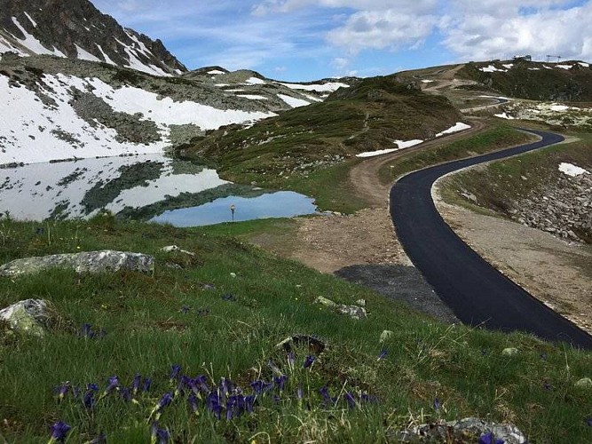 Le lac bleu du plateau du col de la Loze