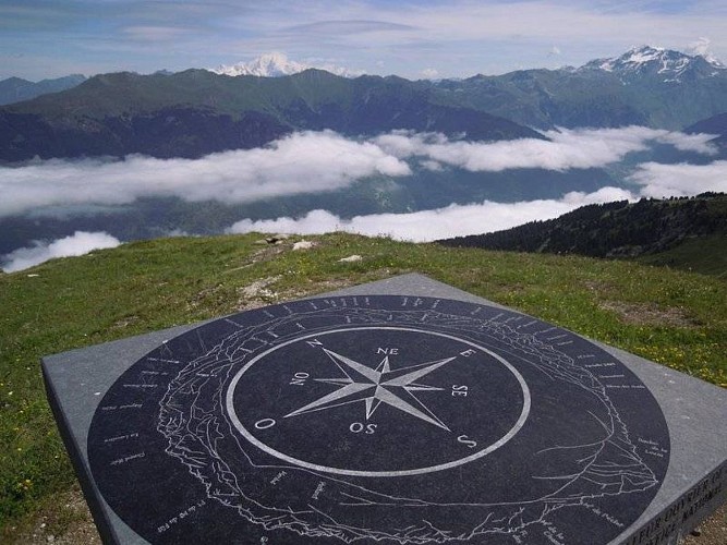 La table d'orientation avec vue sur le Mont-Blanc
