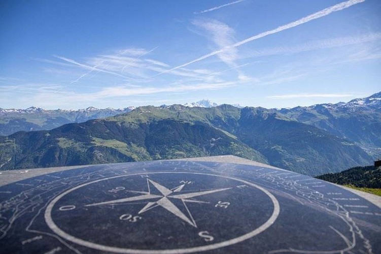 La table d'orientation avec vue sur le Mont-Blanc