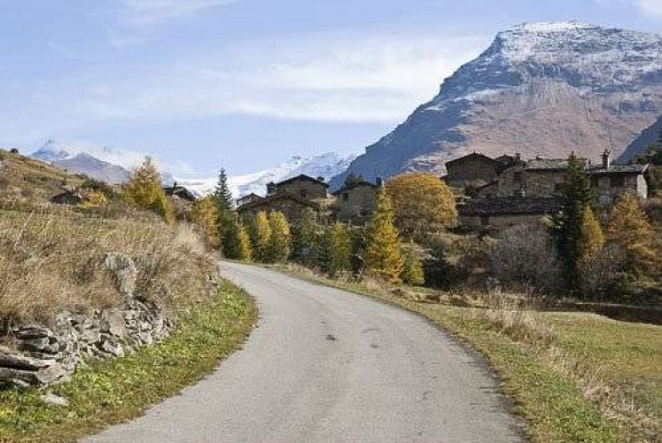 Le hameau du Collet au Col de la Madeleine, commune de Lanslevillard. Au fd. à dr., la Crête de Tierce, commune de Bessans.