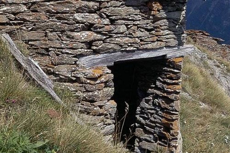 Grange au hameau du Mollard. Structure avec linteau de bois sur angle.