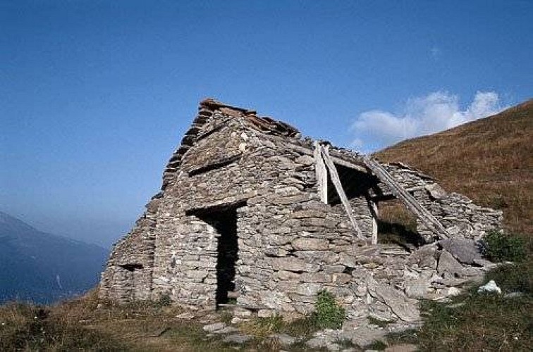 Grange en ruine au hameau du Mollard. Maçonnerie avec pièce de bois pour la structure.