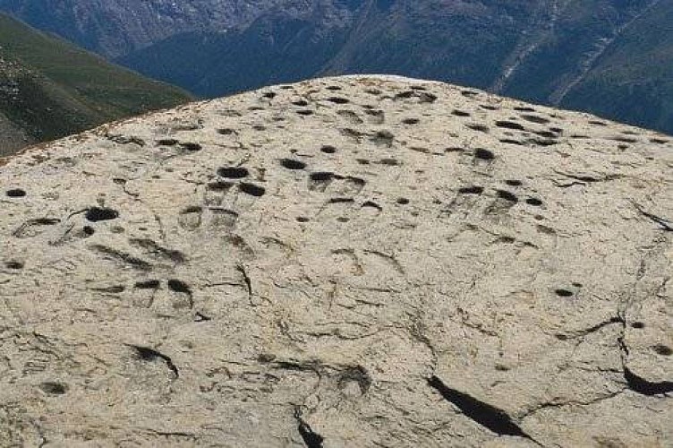 La Pierre aux Pieds. Au fd., le Roc du Mulinet (à g.) et la Pointe de Charbonnel (à dr.).