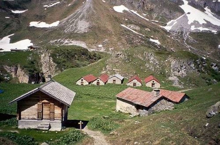 La cabane de surveillance PNV (à g.) et les chalets de Montaimont.