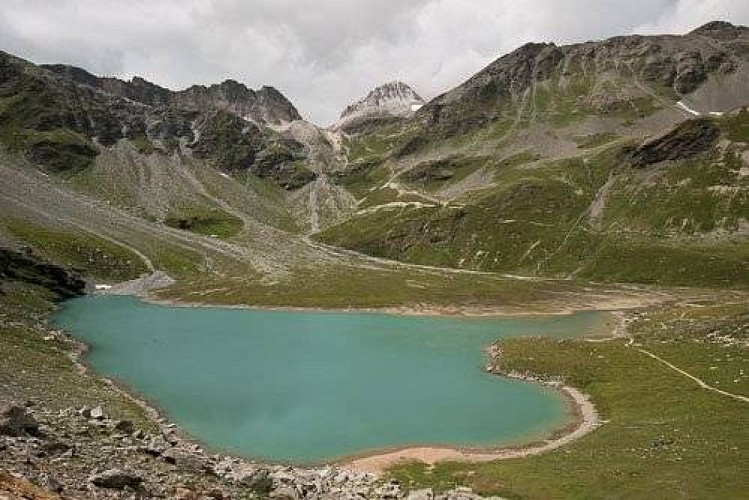 Le Lac Blanc, avec vue sur le Col du Soufre, le Roc du Soufre, le Col du Grand Infernet et la Pointe des Fonds (de g. à dr.).