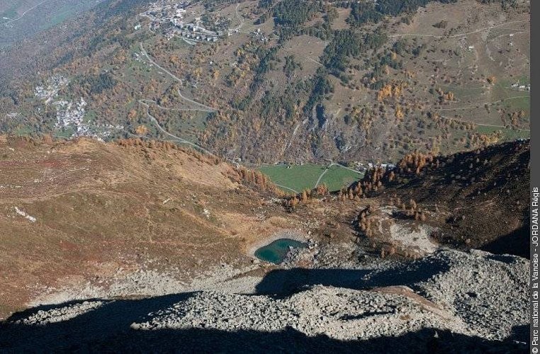 Lac de l'Etroit surplombant la vallée de Peisey-Nancroix. A g., le chef-lieu de Peisey et plus haut, la station de Plan Peisey.