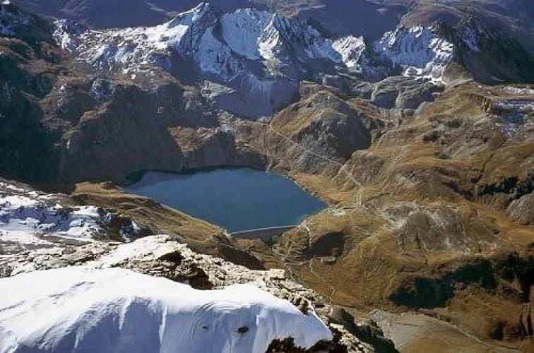 Vue sur le Lac de la Sassière, le Col de la Bailletta, la Pointe de la Bailletta et le Passage de Picheru (de g. à dr.). 