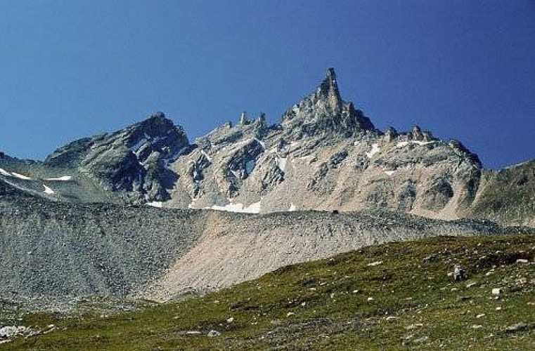 L'Aiguille du Dôme et son glacier rocheux, près du Lac de la Sassière. Commune de Tignes. (RN de la Grande Sassière)