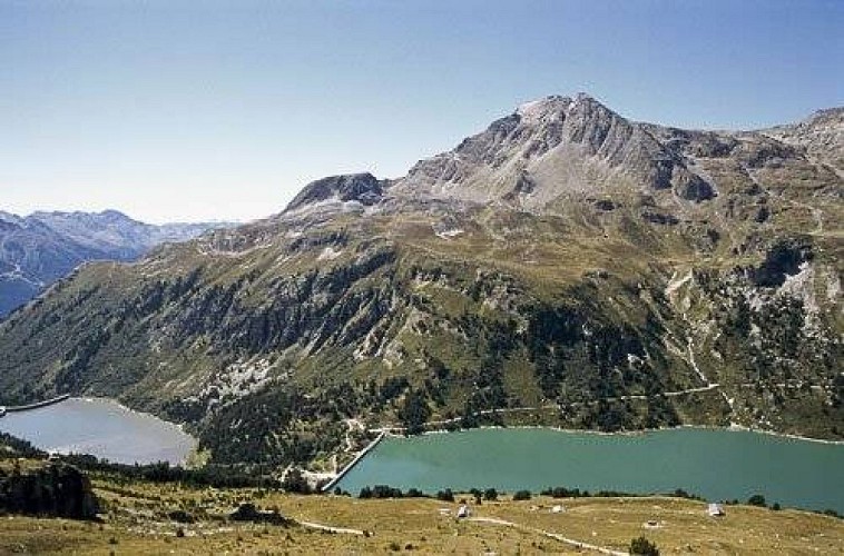 Au 1er pl., l'alpage de Plan Sec et l'alpage de la Randolière.