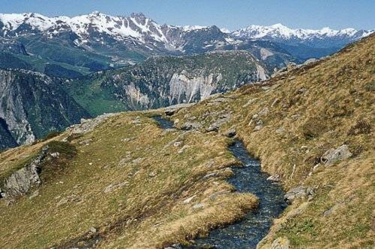 Canal d'irrigation des Galinettes. La Fontaine Froide, Planay.