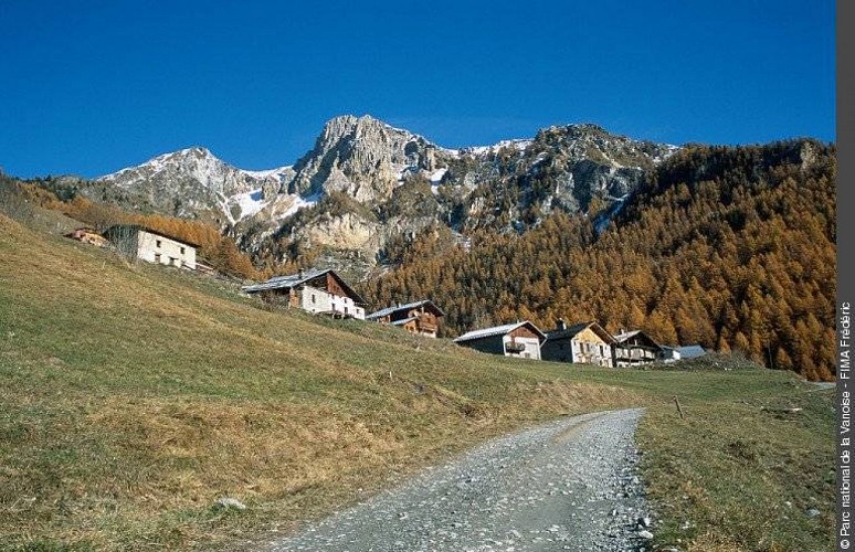 Vue sur l'aiguille Grive et l'aiguille Rousse surplombant le hameau de Pracompuet