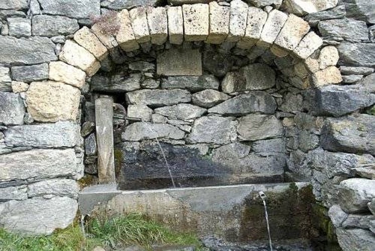 Fontaine "miraculeuse" à côté de l'oratoire de la chapelle de Notre-Dame des Vernettes.