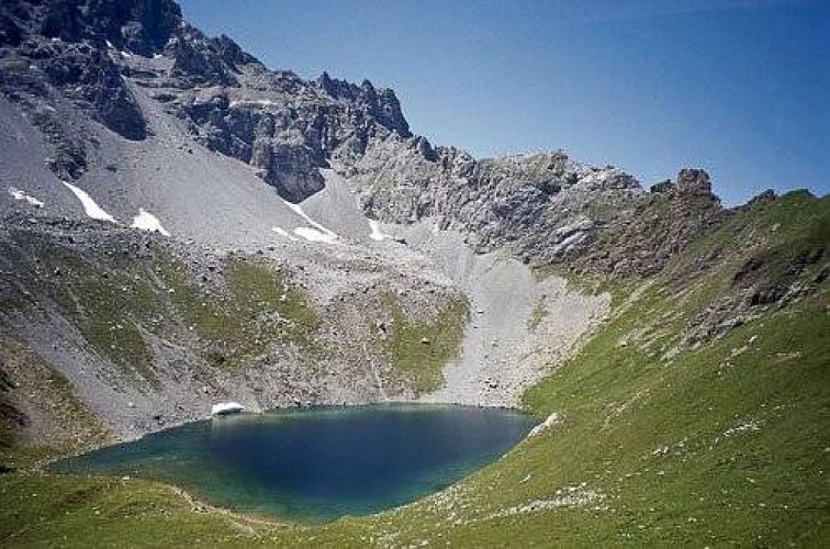 Le Lac Merlet supérieur et l'Aiguille du Fruit (à g.). Vue vers NO.