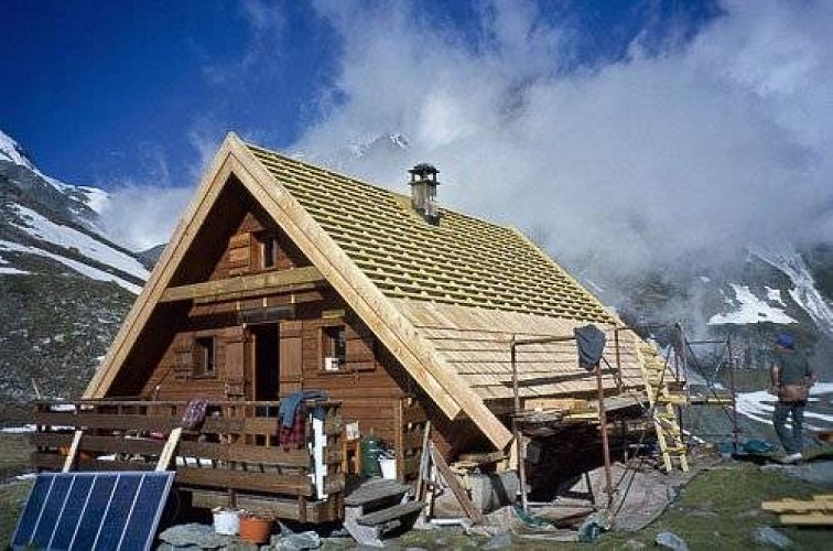 Rénovation de la toiture du refuge PNV de Turia, en tavaillons de mélèze. 