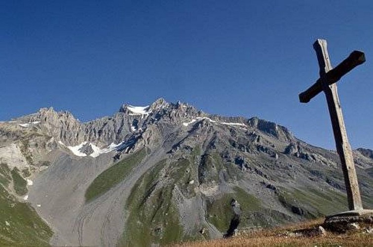 La croix de la Loza et vue sur la Dent Parrachée.