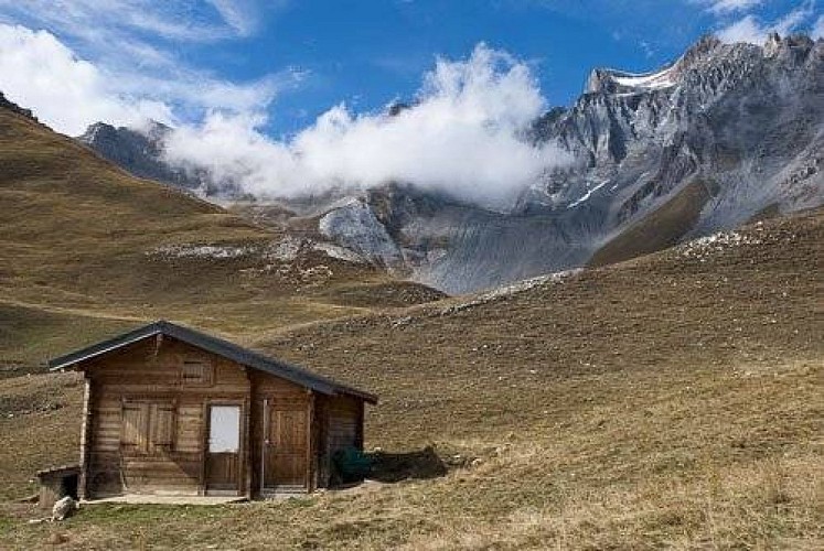 L'alpage de la Loza et la cabane du berger.
