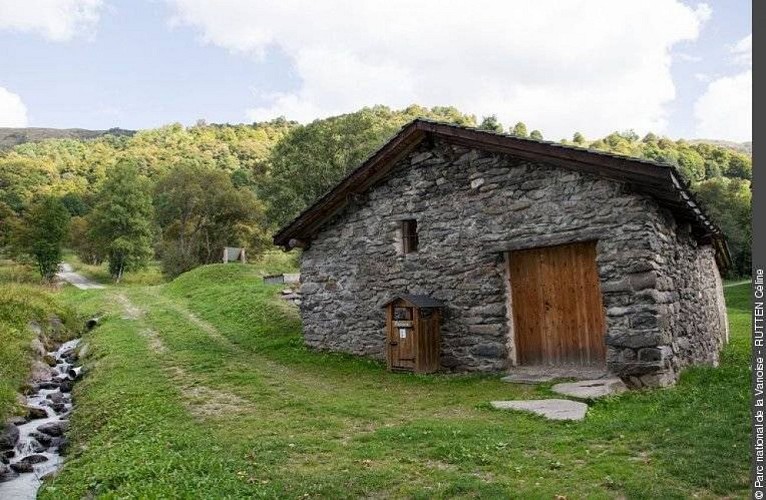 La facade d'entrée du moulin de Burdin. Commune de Les Belleville. (PNV AA)