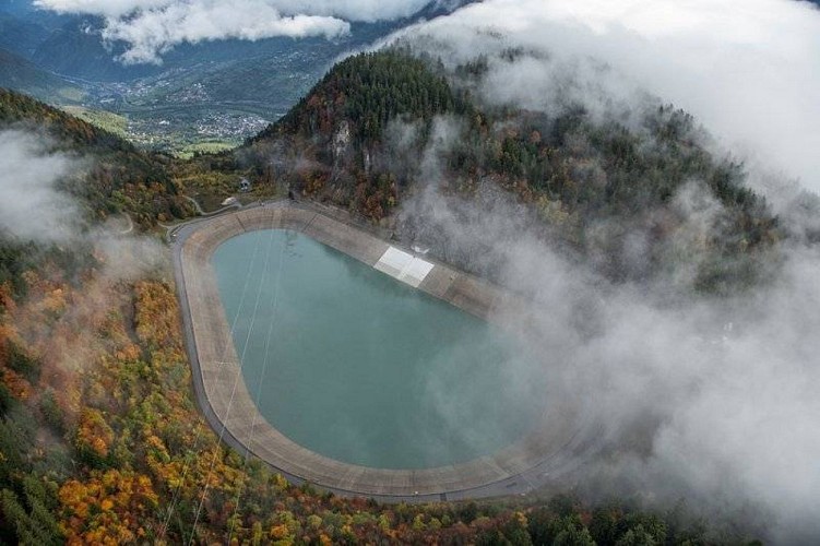 La retenue d'eau du barrage de la Coche