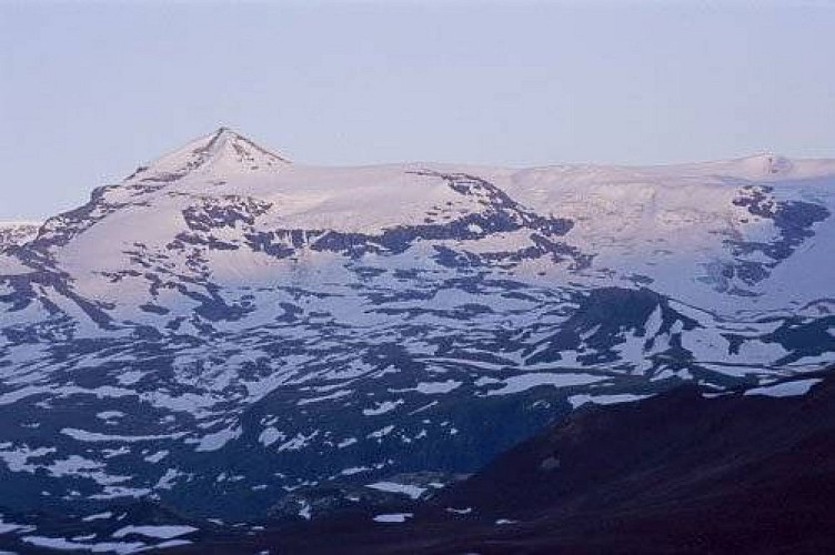 Lever de soleil sur le Dôme de Chasseforêt et les Glaciers de la Vanoise. Vue vers ouest.