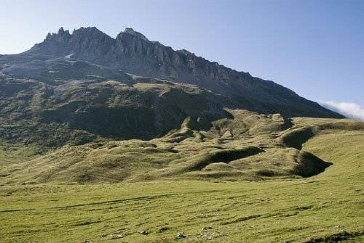 Glacier rocheux sous les Rochers de Lanserlia (au fd.).