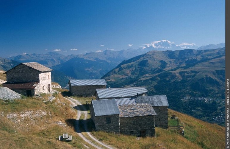 Le hameau de Lachat face au Mont-Blanc