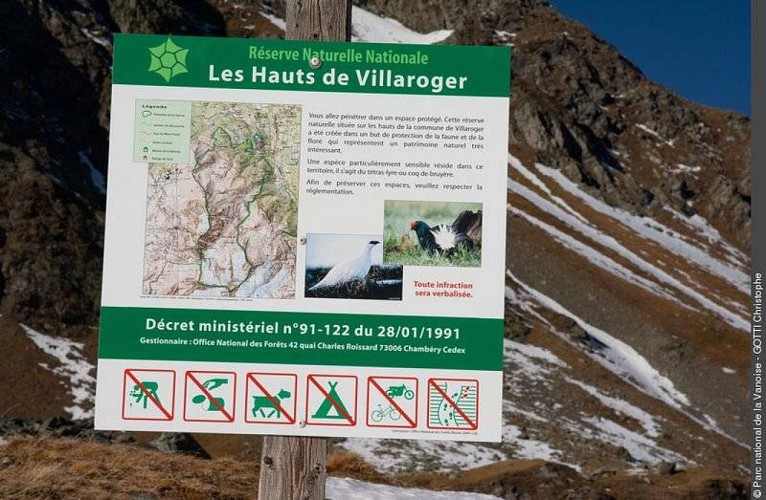 Panneau d'information sur le Tétras-Lyre à l'entrée de la réserve des Hauts de Villaroger
