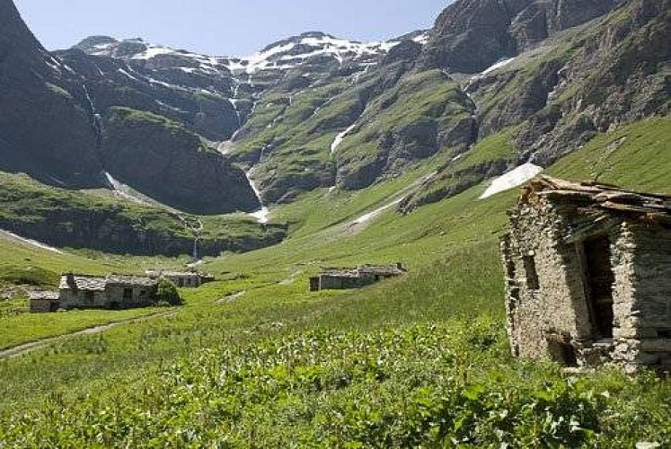 Chalets du Vallon, commune de Bessans. Au fd., le Glacier de Méan Martin. Vue vers NO.