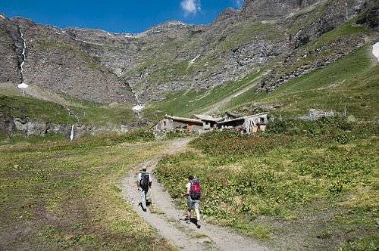 Chalets du GAEC dit du "Vallon", parcs d'attente et de repos autour de la salle de traite (bâtiment tout à la droite).