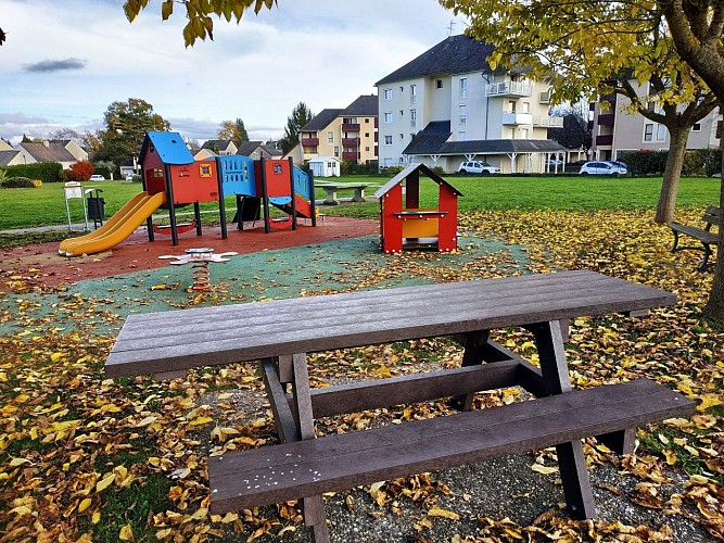 Morlaàs table de pique nique quartier des Fors cph Tourisme nord béarn et madiran (1)