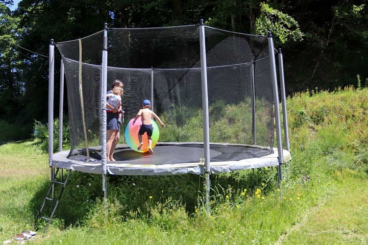 Gite du Mazeau Nicot Haut à Nedde en Haute-Vienne (Nouvelle-Aquitaine) : trampoline à disposition de mai à octobre_5